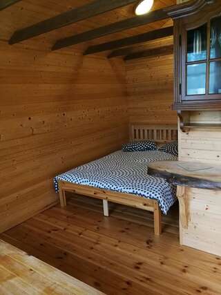 Кемпинги Iecupes wooden cabin with view to river Иецава Двухместный номер с 1 кроватью и патио-8